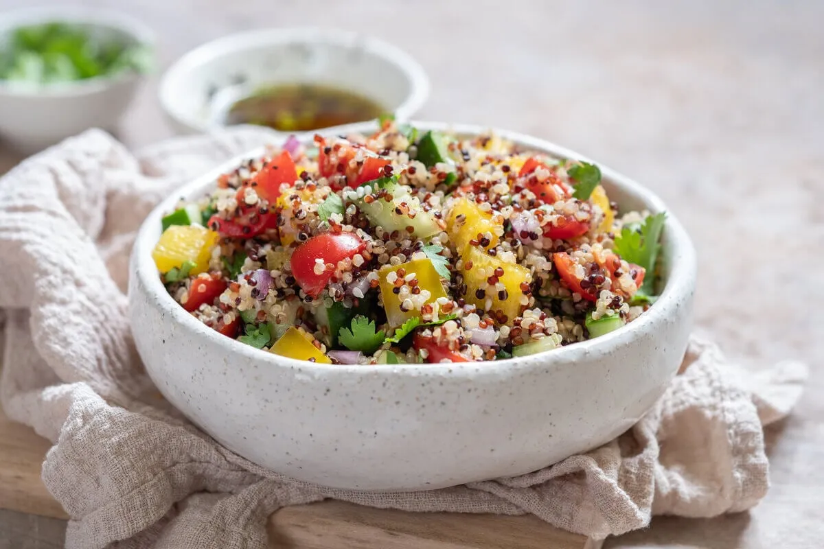 8 saladas ricas em proteínas magras para o jantar