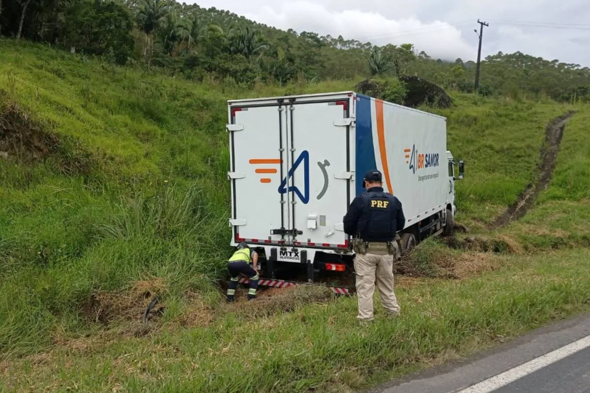 Policiais da PRF sofrem acidente durante ocorrência na RMC e vão parar no hospital