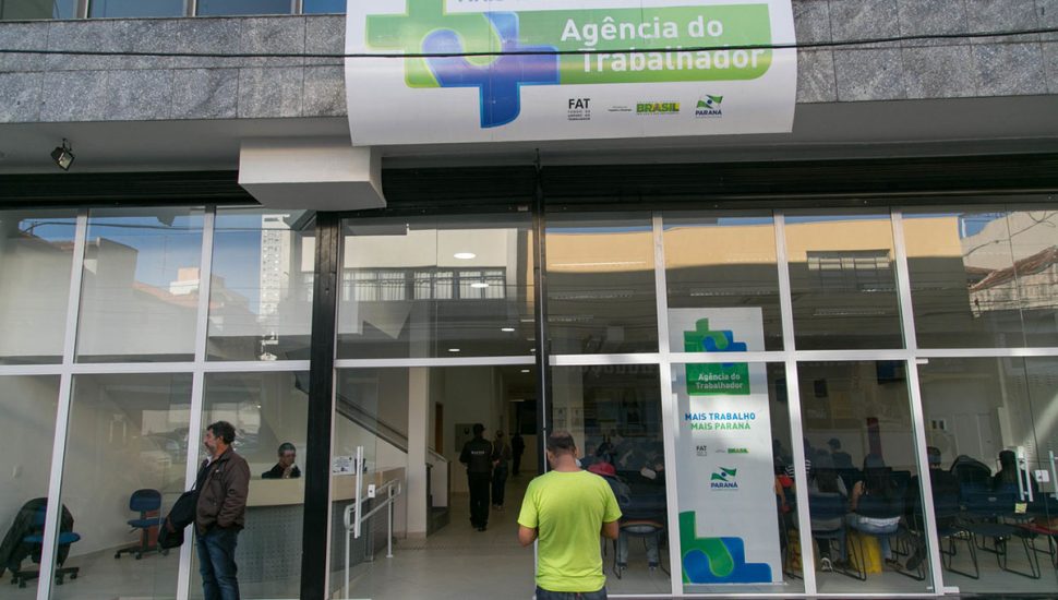 Mais de 2 mil vagas de fim de ano movimentam Agência do Trabalhador em Curitiba