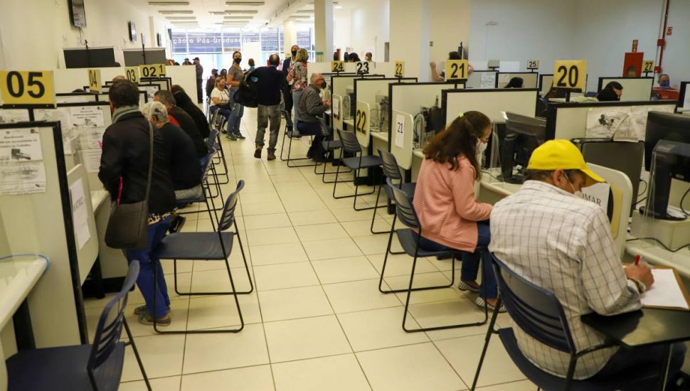 Semana começa com mais de 11 mil vagas de emprego no Paraná