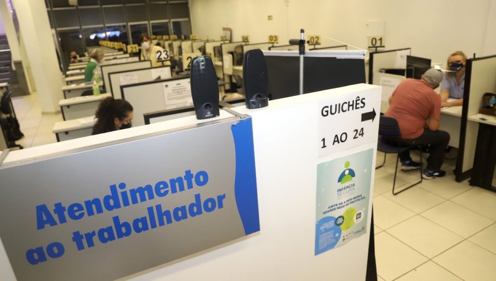 Curitiba e região têm 1.742 vagas de emprego abertas nas Agências do Trabalhador