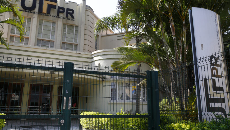 UTFPR publica edital para contratar professores; remuneração inicia em R$3.600,48