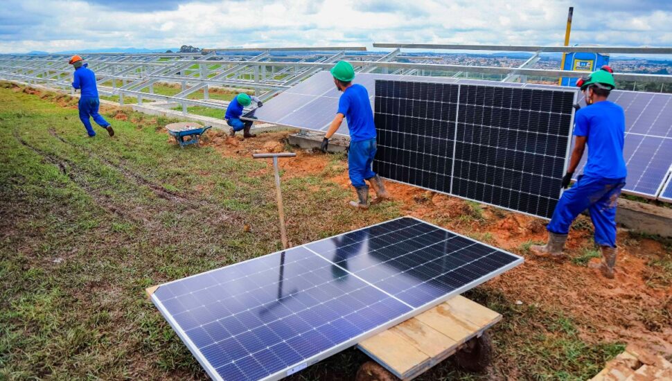 Obra da usina solar do Caximba em Curitiba tem 30 vagas de emprego abertas