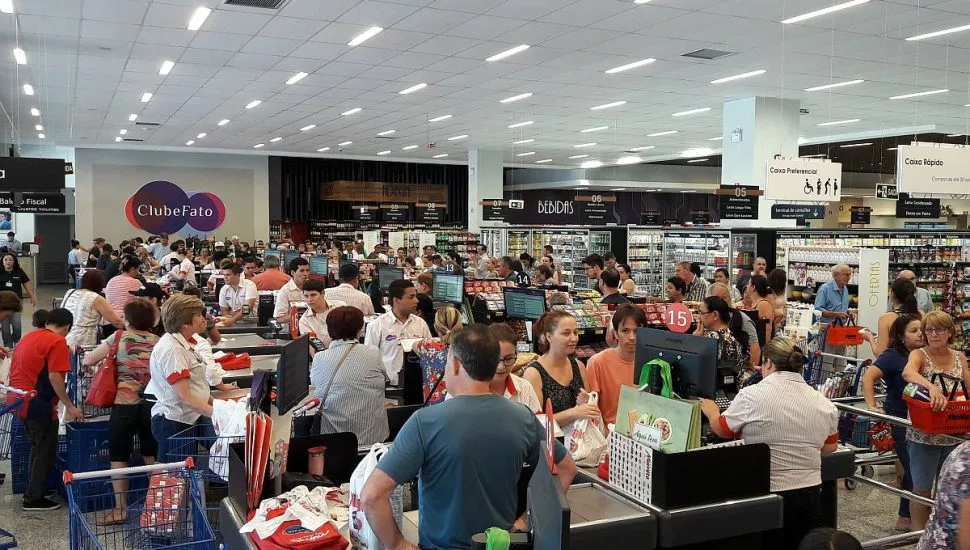 Supermercado de Curitiba faz megafeirão com 600 vagas de emprego