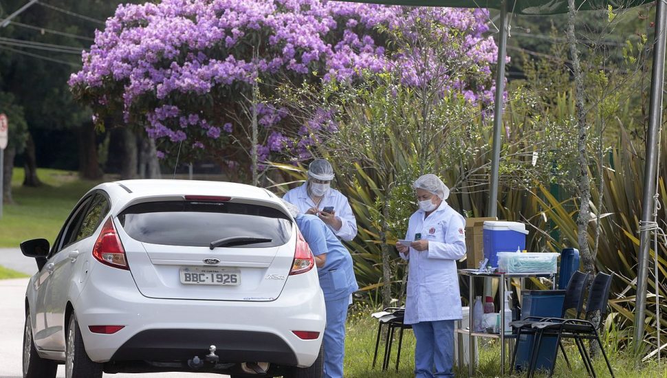 Vacinação em Curitiba segue em ritmo lento, conforme disponibilidade das vacinas