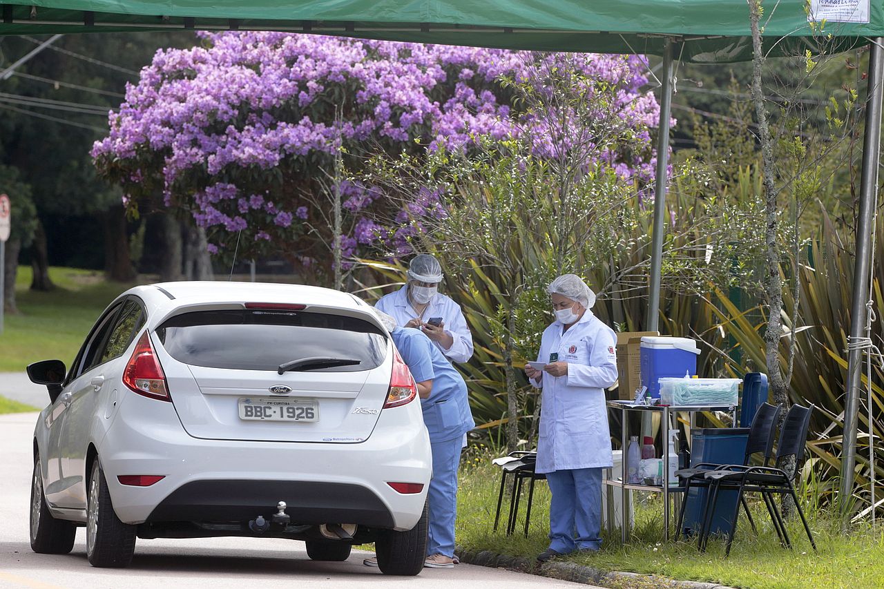 Vacinação em Curitiba segue em ritmo lento, conforme disponibilidade das vacinas