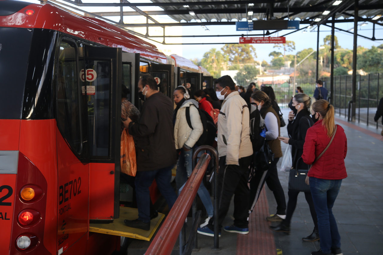 Para conter coronavírus, TCE manda parar ônibus em Curitiba