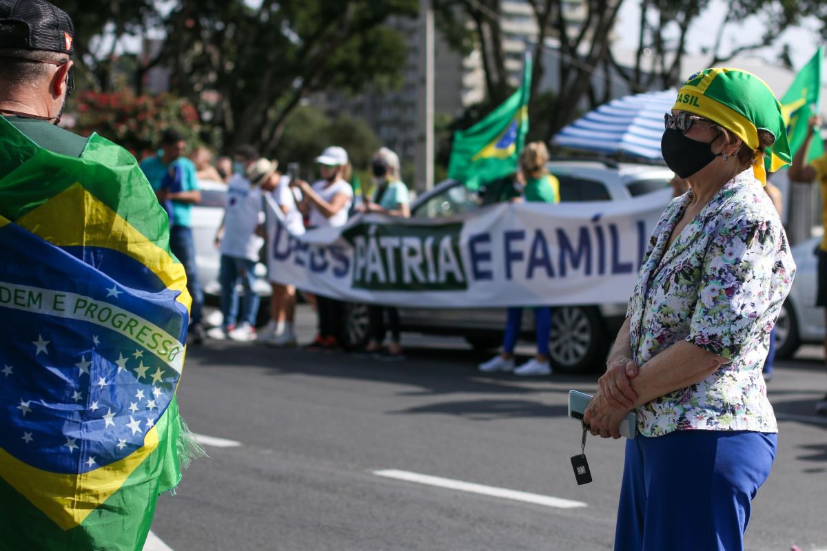 Marcha pra famílai reúne menos de 100 pessoas em Curitiba