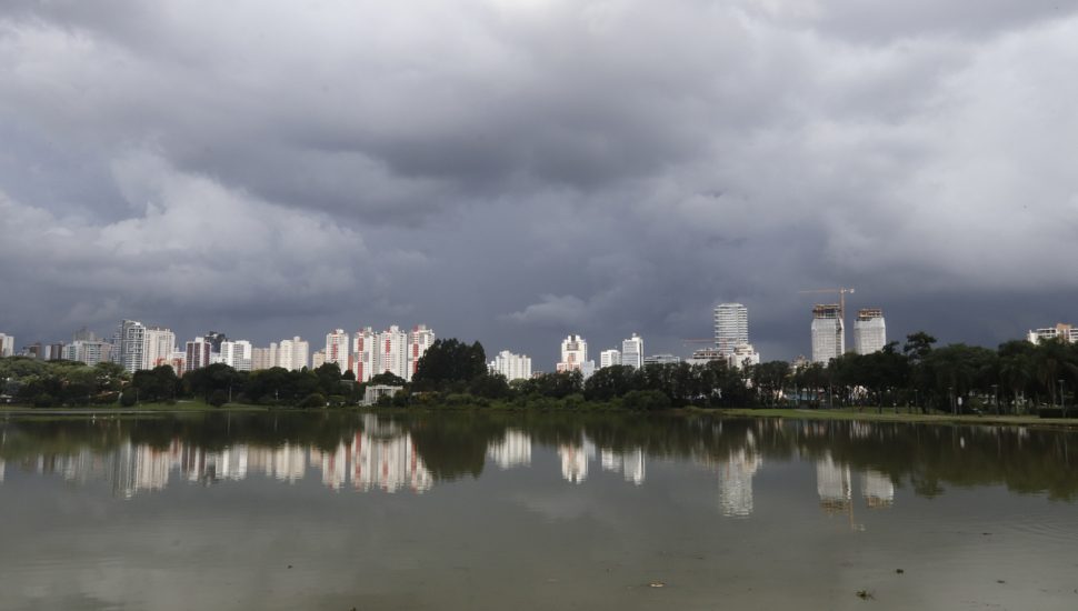 Chuva e friozinho em Curitiba e região neste final de semana