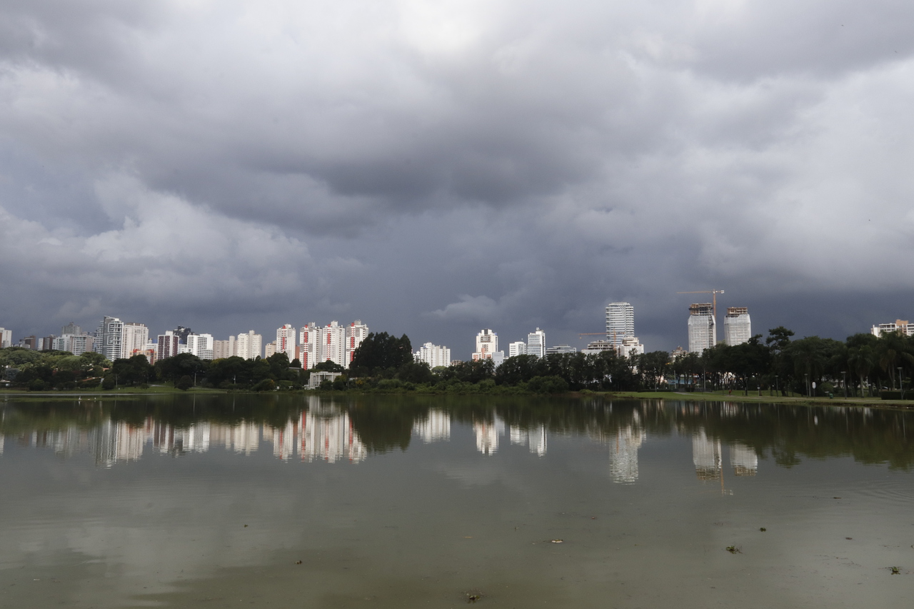 Chuva e friozinho em Curitiba e região neste final de semana