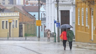 Previsão do tempo tem frio e chuva para Curitiba