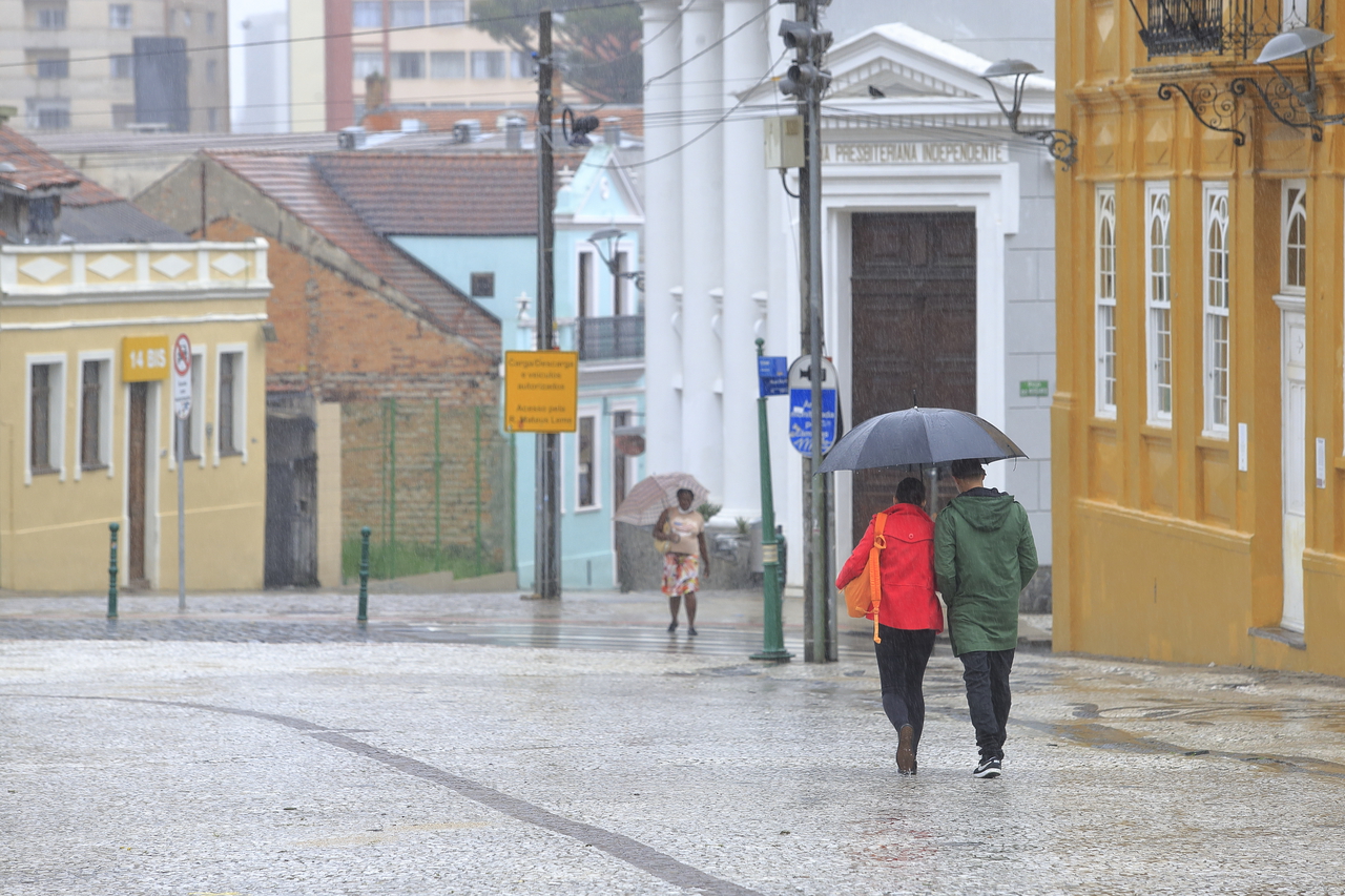 Previsão do tempo tem frio e chuva para Curitiba