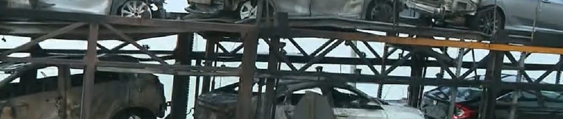 Cinco veículos de uma cegonheira foram completamente destruídos após um incêndio de grandes proporções.