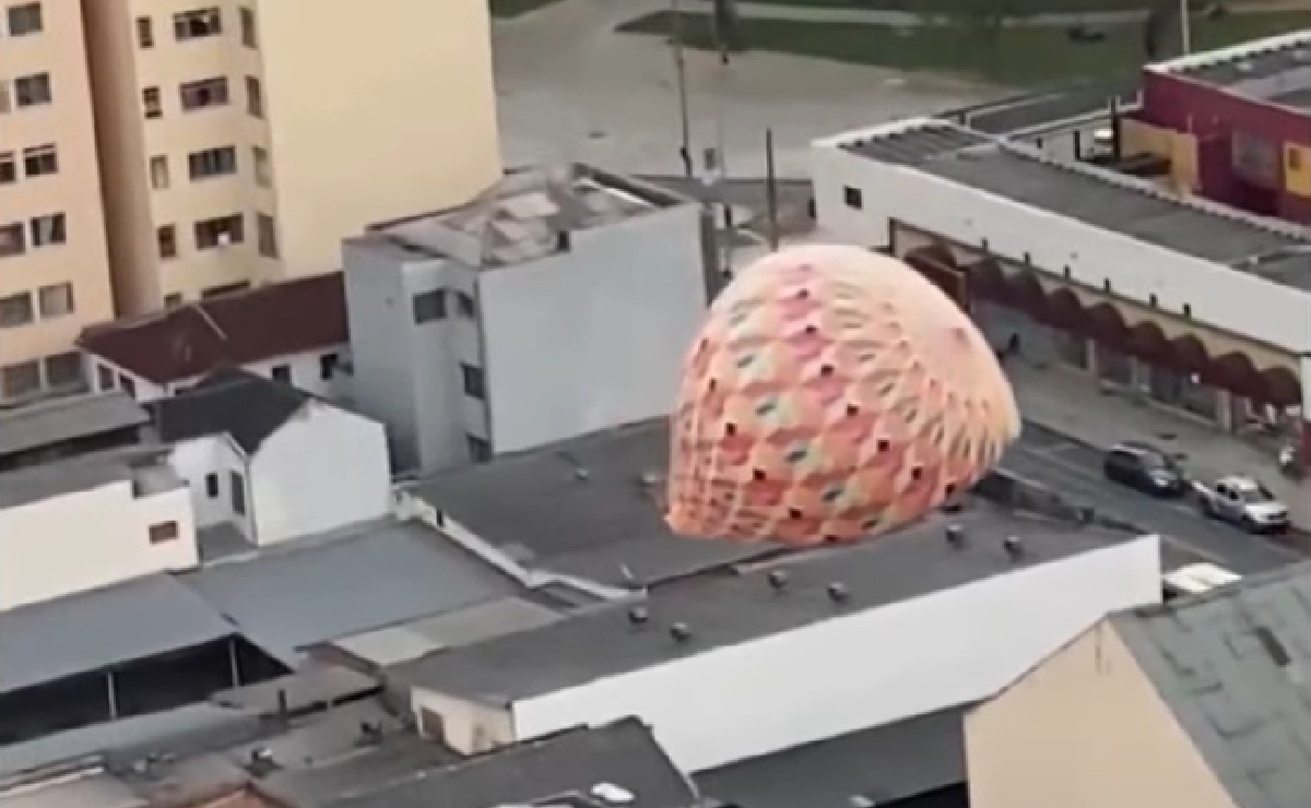 Balão gigante caiu aceso e causou incêndio ao atingir um prédio comercial no Centro de Curitiba.