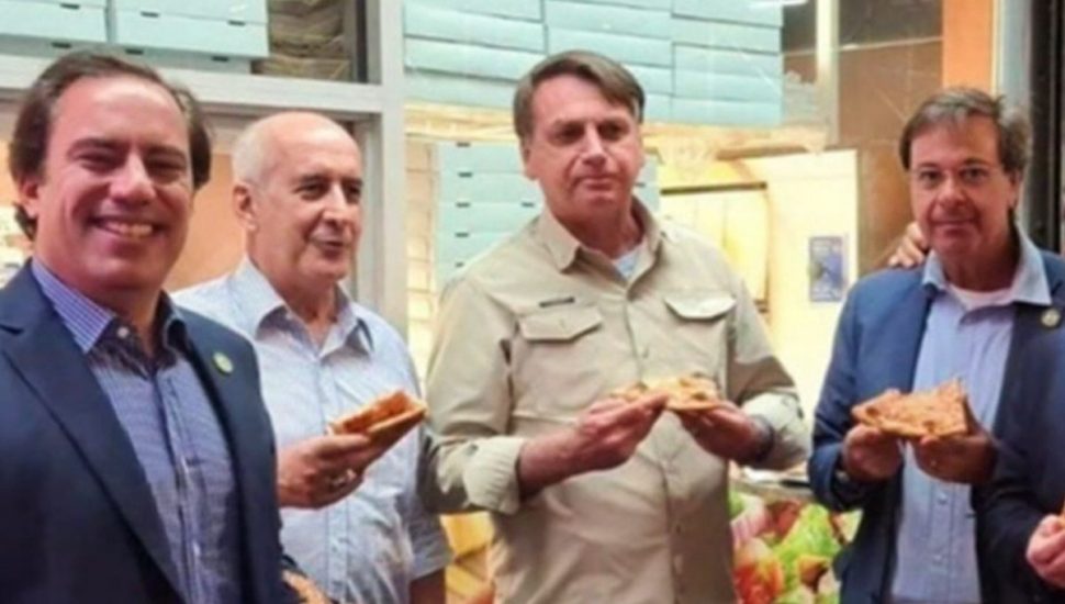 Bolsonaro come pizza na rua, fora e restaurante em Nova Yorque.