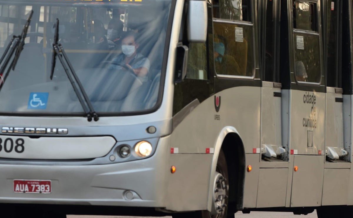 Trabalhadores de três empresas de ônibus de Curitiba aprovaram o indicativo de greve.
