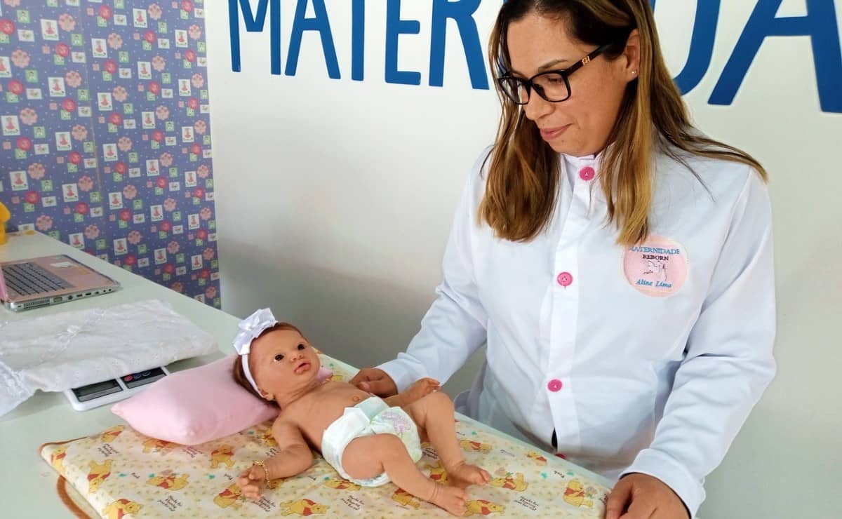 Bebês reborn têm parto e até certidão de nascimento em Curitiba