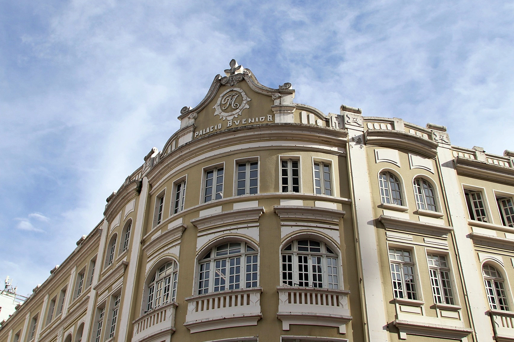 Fachada do Palácio Avenida em Curitiba