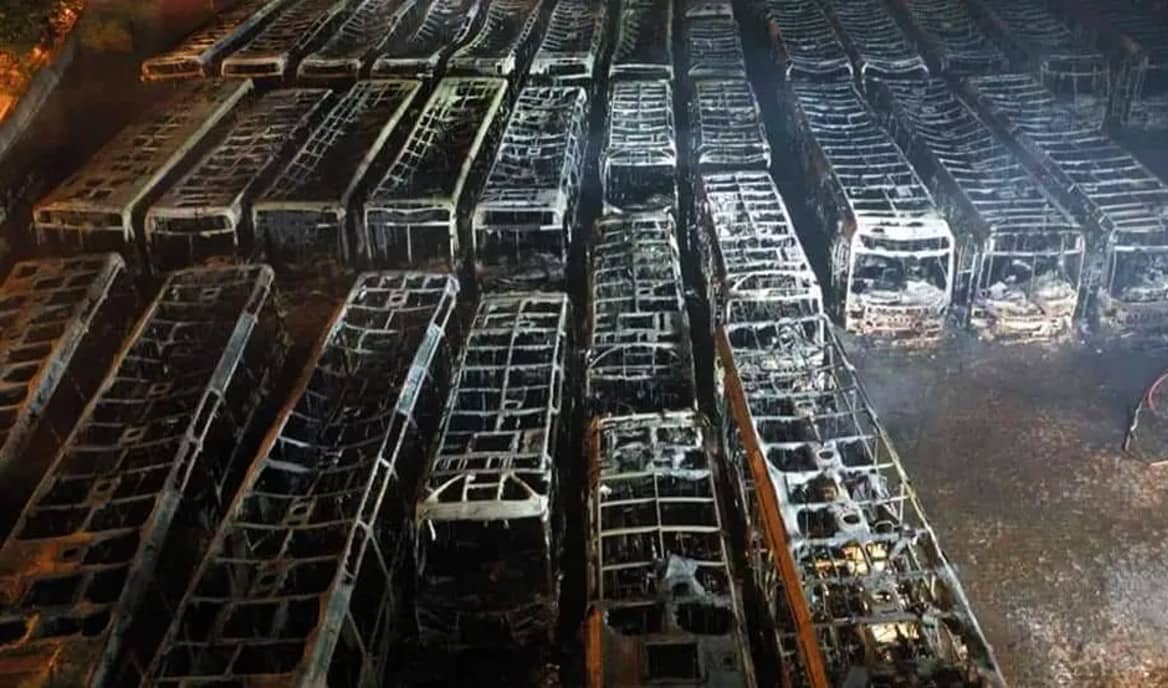 Imagem impressiona! Mais de 30 ônibus ficam completamente destruídos.