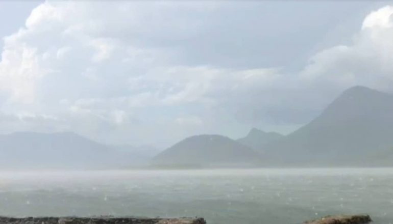 Imagem reproduzida no Bom Dia Paraná desta quarta-feira (24) mostra a força das pedras atingindo o litoral paranaense. 