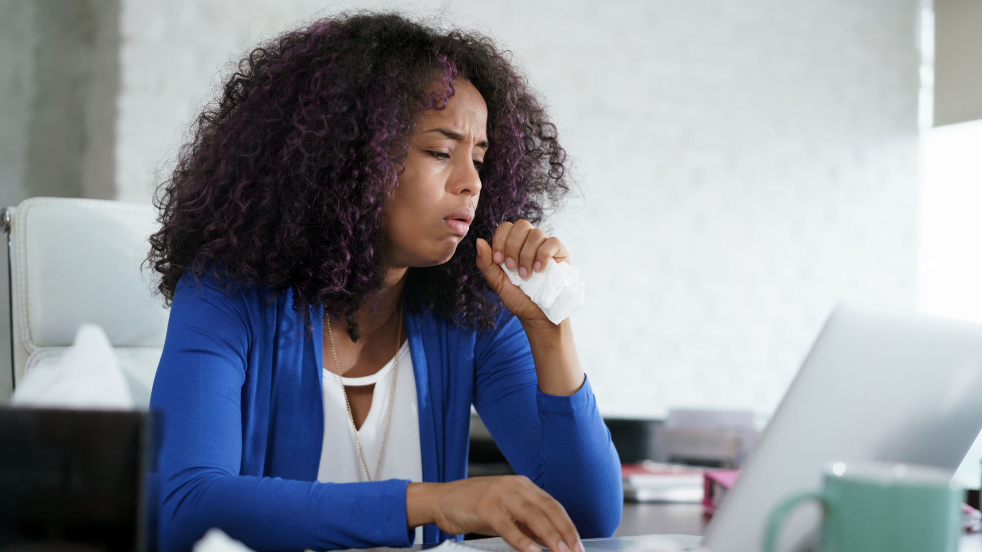 Mecanismos de purificação do ar no ambiente de trabalho evitam problemas de saúde graves. | Foto: Shutterstock