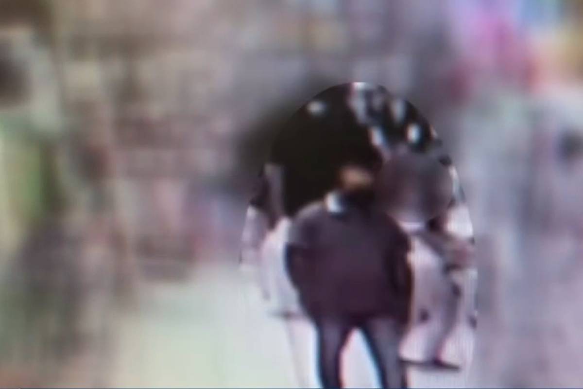 Imagem da câmera de segurança do local mostram o homem após cometer o abuso contra a criança de 8 anos.