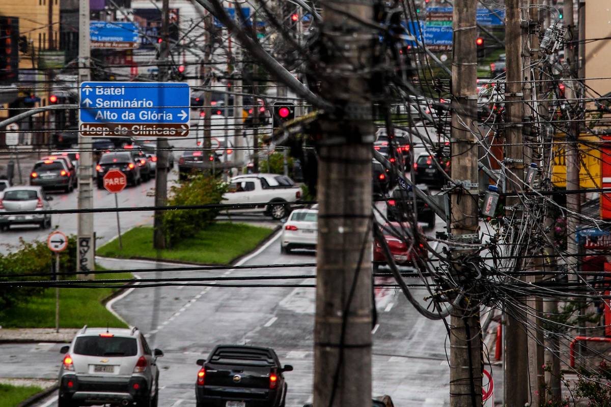 Postes de Curitiba estão tomados por fios, muitos deles inúteis, de operadoras.