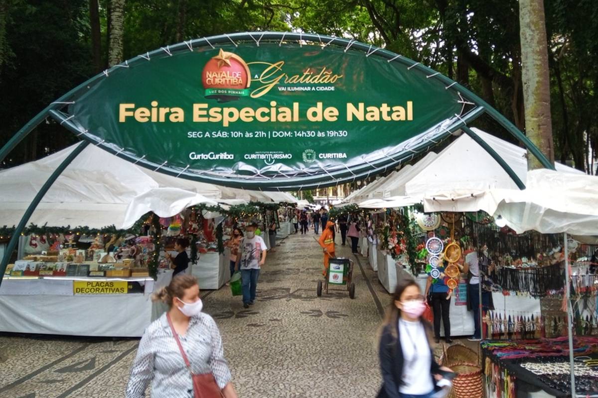 Na Praça Osório, são 61 barracas com produtos de Natal e alimentação.