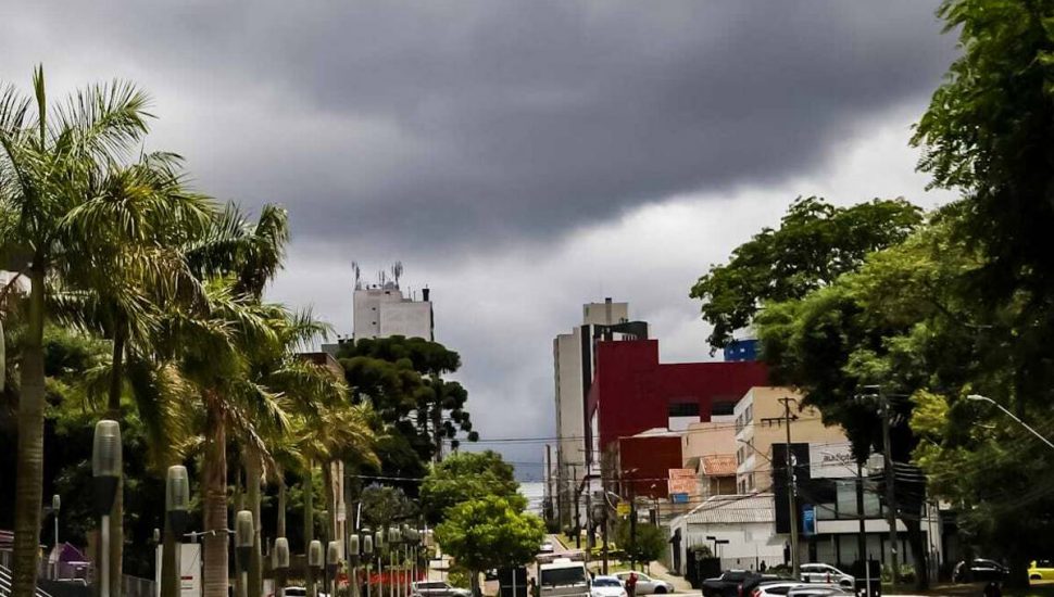 Curitiba está em alerta de temporal, segundo o Inmet.