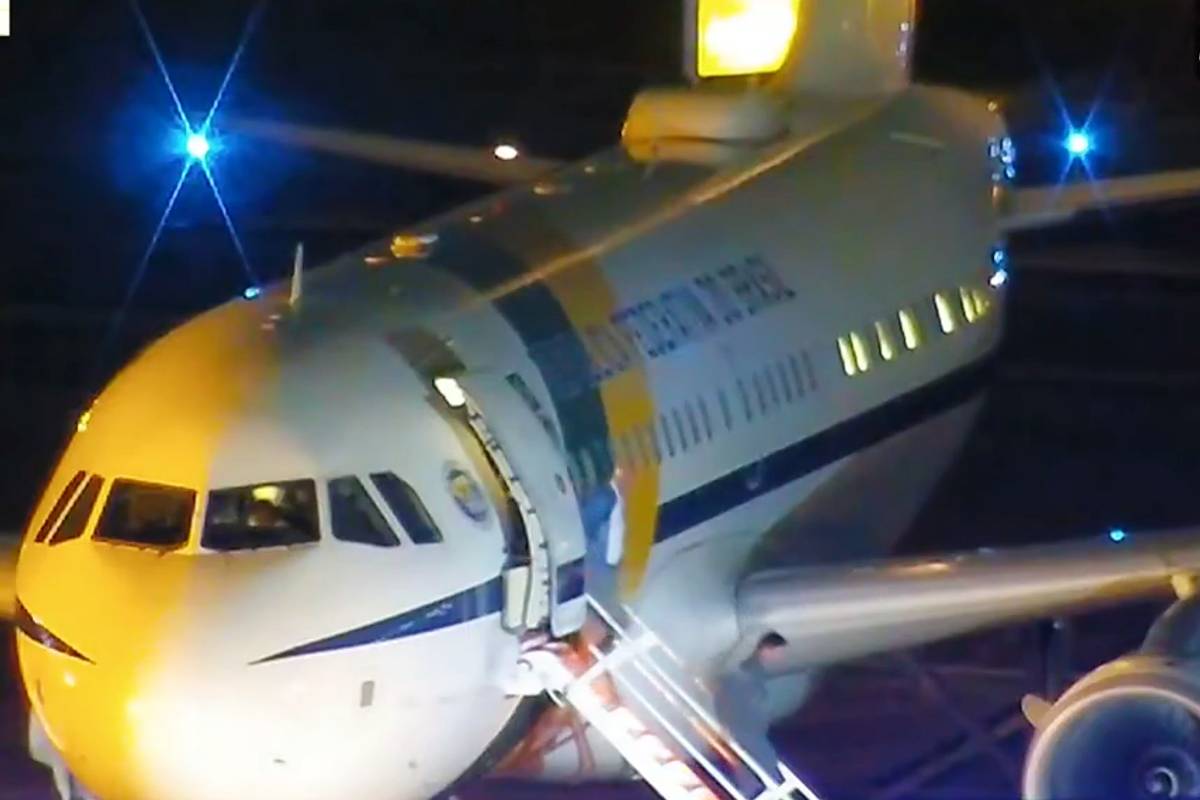 Aeronave presidencial saiu de Joinville e pousou em São Paulo. Jair Bolsonaro foi encaminhado diretamente ao hospital.