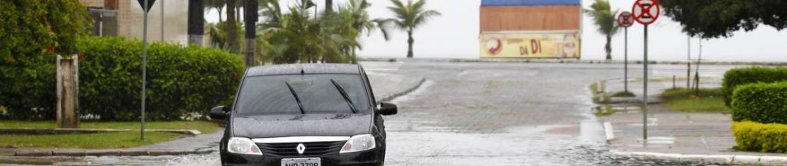 As inundações, que afetam os moradores da cidade e os turistas que passam a temporada de verão na praia, são uma baita dor de cabeça todo ano.