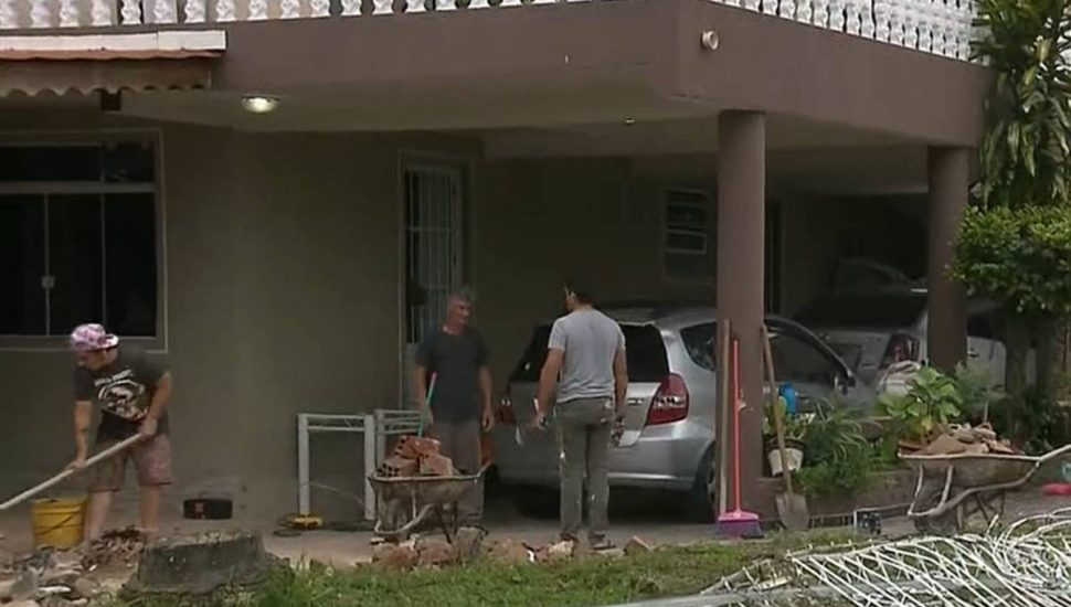 Desgovernado, carro destruiu por completo a parte da frente da casa no Sítio Cercado.