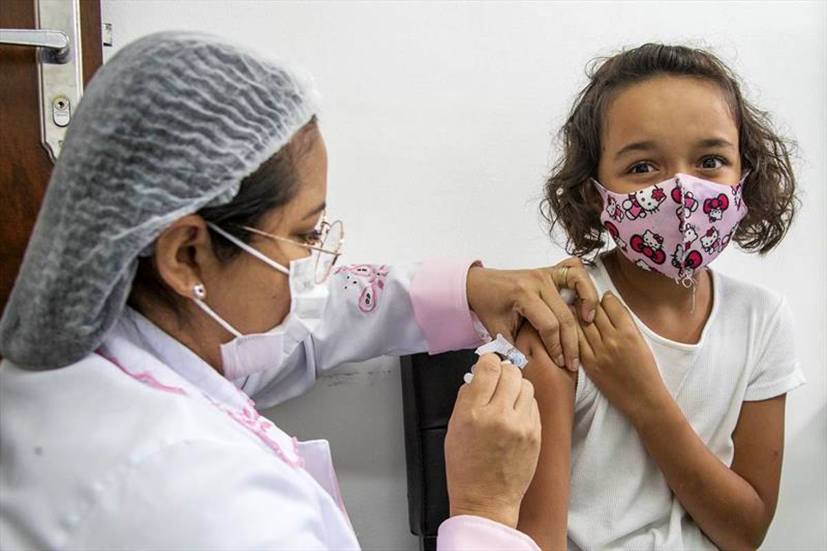 Rafael Greca e Márcia Hululak reforçam a importância da vacinação contra covid-19 em crianças.