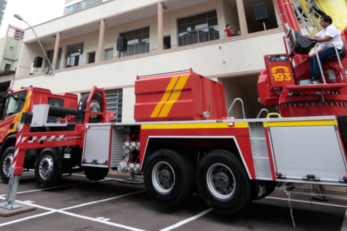 Caminhão com escada permite que os bombeiros alcancem andares mais altos por fora, agilizando assim o combate às chamas.