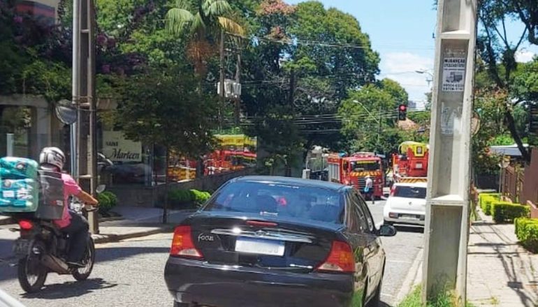 Ocorrência gerou bloqueio na rua para que os bombeiros pudessem trabalhar no combate às chamas. 