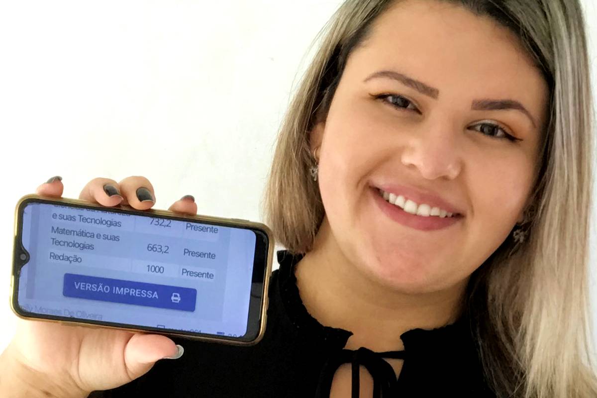 Emily sempre estudou em escola pública e concluiu o Ensino Médio no Colégio Sesc São José após conseguir uma bolsa de estudos.