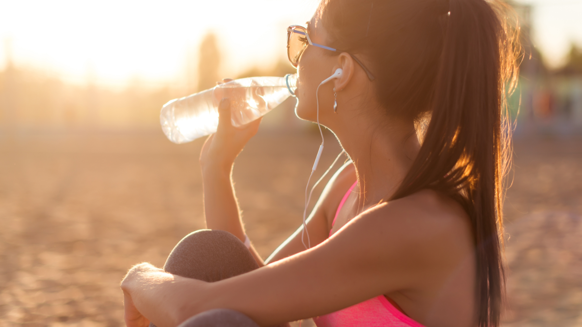 Beber água, cuidar da alimentação e reforçar o uso do protetor solar são alguns dos cuidados essenciais durante o verão. | Foto: Shutterstock