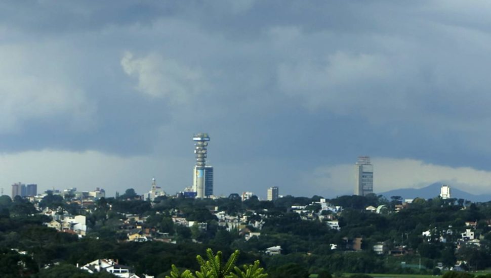 Curitiba segue em alerta de temporal nesta quarta-feira (02).