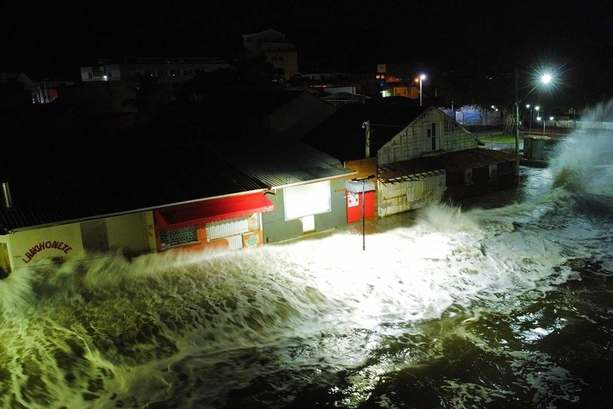 Imagens feitas por drone mostram a violência das ondas.