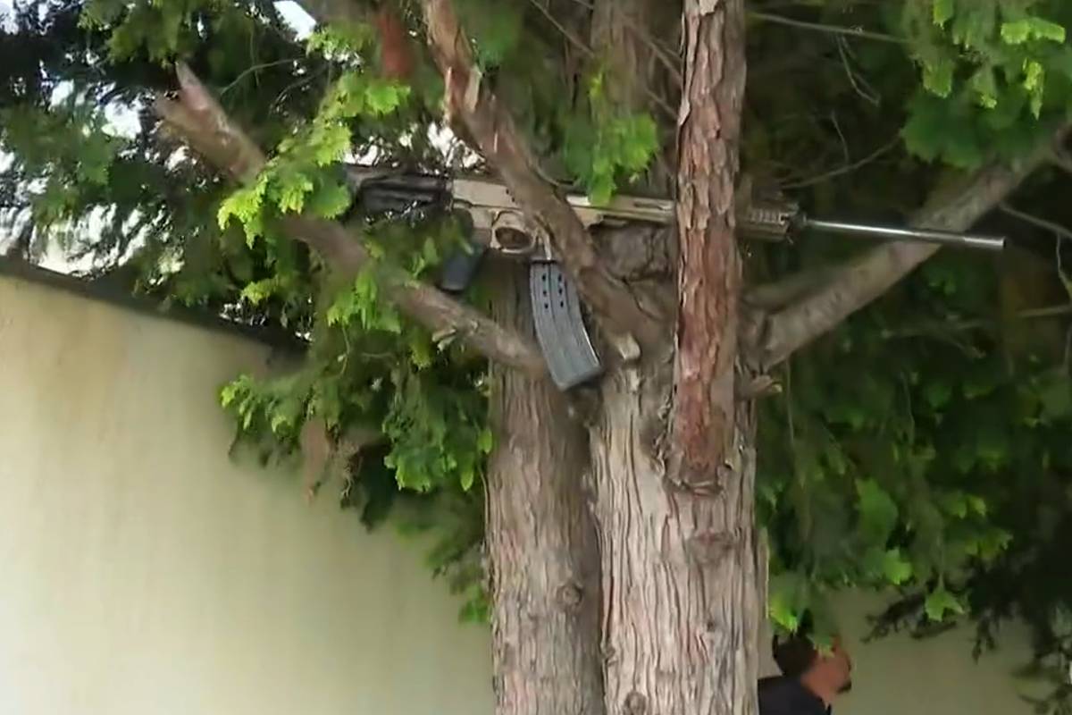 Armamento ficou pendurado em uma árvore perto da sede da empresa de transporte de valores que foi atacada em Guarapuava.