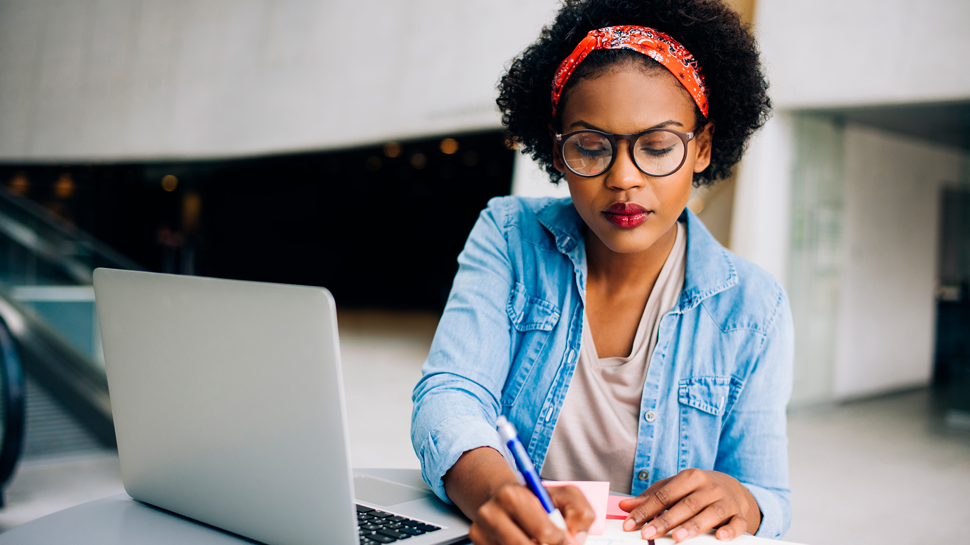 Distrações, procrastinação e desorganização costumam tornar as pessoas improdutivas. | Foto: Shutterstock