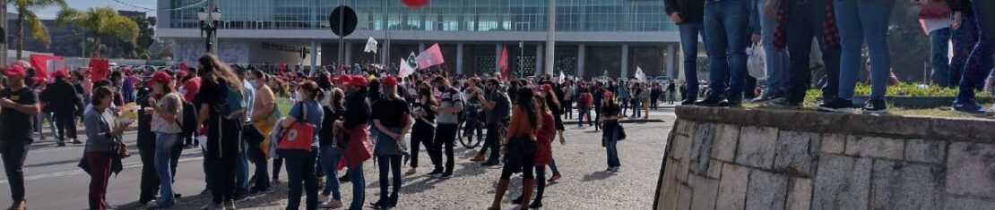 Protesto ocorre em Curitiba e engloba servidores de vários órgãos estaduais.