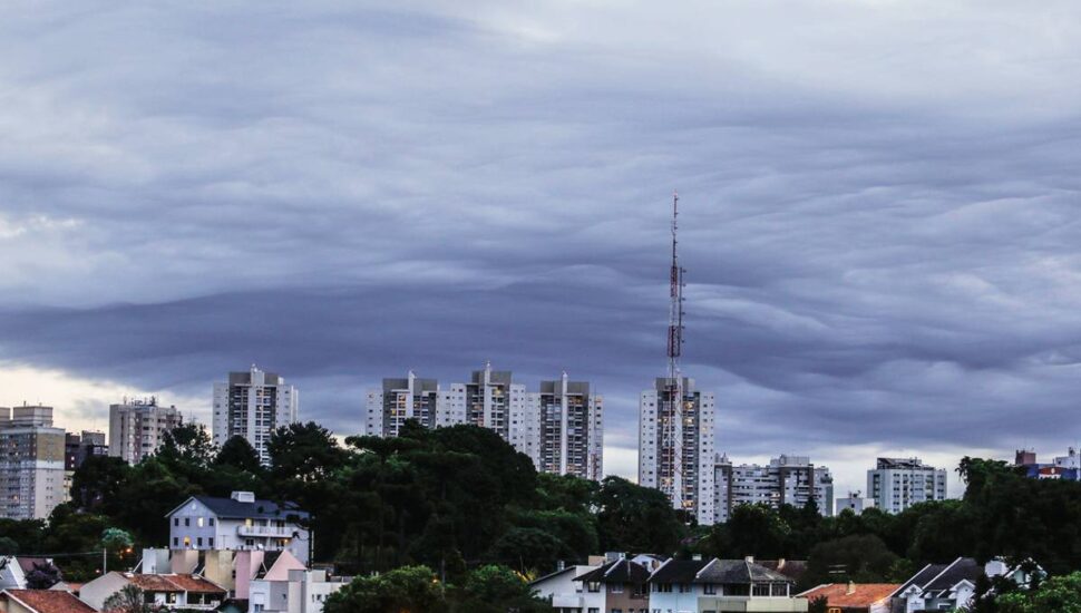 Frente fria baixa temperaturas em Curitiba; Previsão do tempo tem até alerta de temporal.