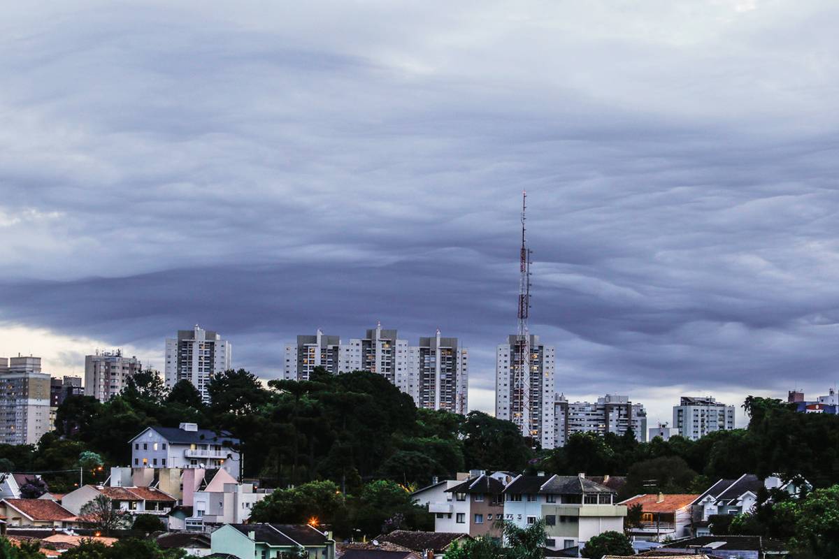 Frente fria baixa temperaturas em Curitiba; Previsão do tempo tem até alerta de temporal.