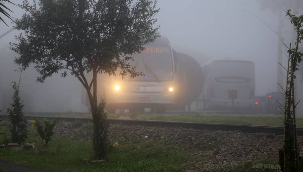 Neblina marcou presença nesta quarta-feira em Curitiba. Veja a previsão do tempo