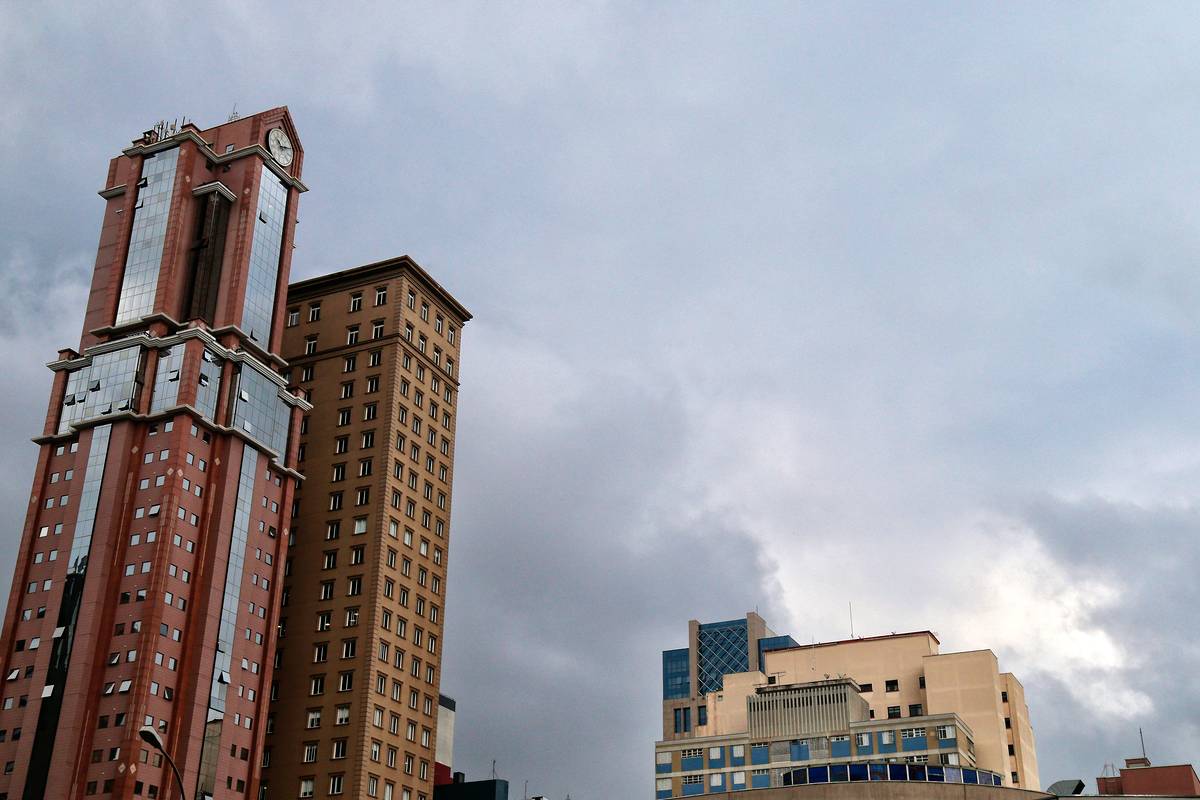 Curitiba em alerta de temporal com risco de chuva, raio e vendaval; Frio intenso vem na sequência.