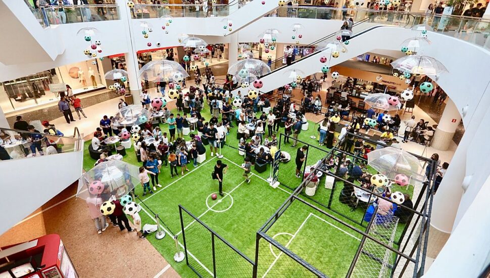 Blog de Compras, Moda e Promoções em Curitiba.: Futebol + mesa de sincuca  gigante no Shopping Palladium (Curitiba). - Maria Vitrine