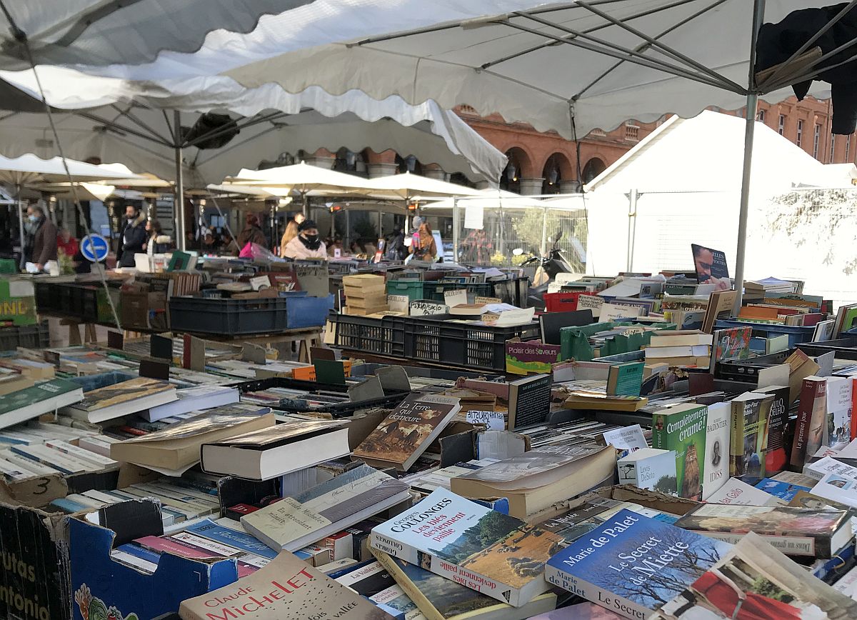 Imagem mostra várias caixas de livros debaixo de barracas em feira do livro na França