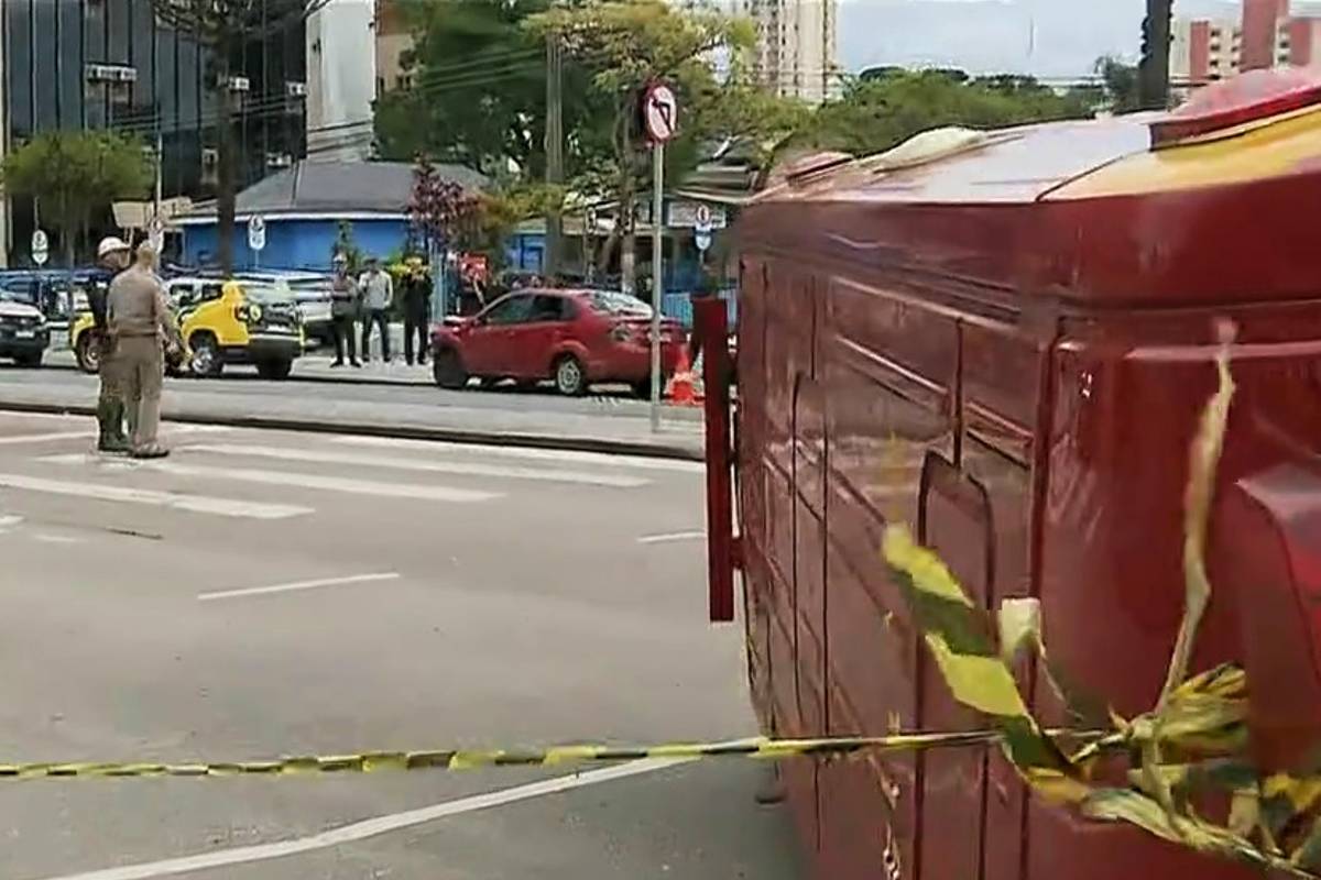 Imagem mostra uma ambulância que tombou em Curitiba após ser atingida por um carro.