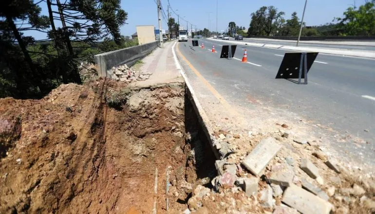 Fotos mostram um perigo GIGANTE em movimentada rodovia da RMC